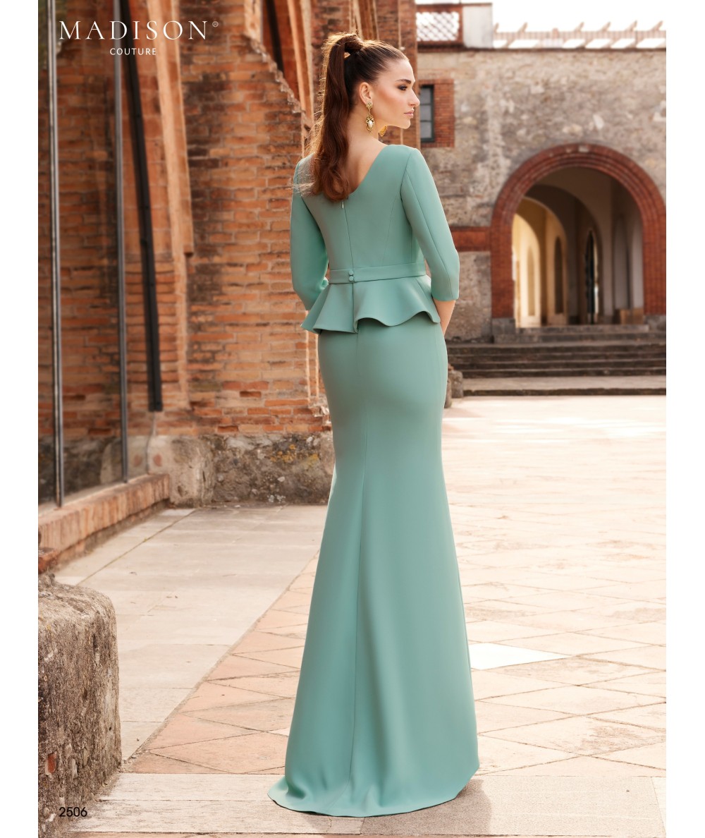 Vestido de madrina verde menta con detalles florales y caída elegante