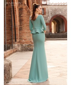 Vestido de madrina verde menta con detalles florales y caída elegante