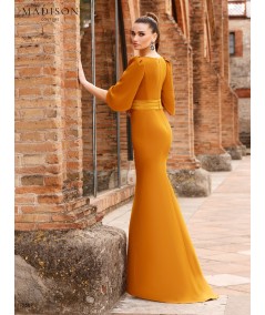 Vestido de madrina mostaza con detalle floral y mangas tipo capa