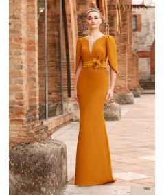 Vestido de madrina mostaza con detalle floral y mangas tipo capa