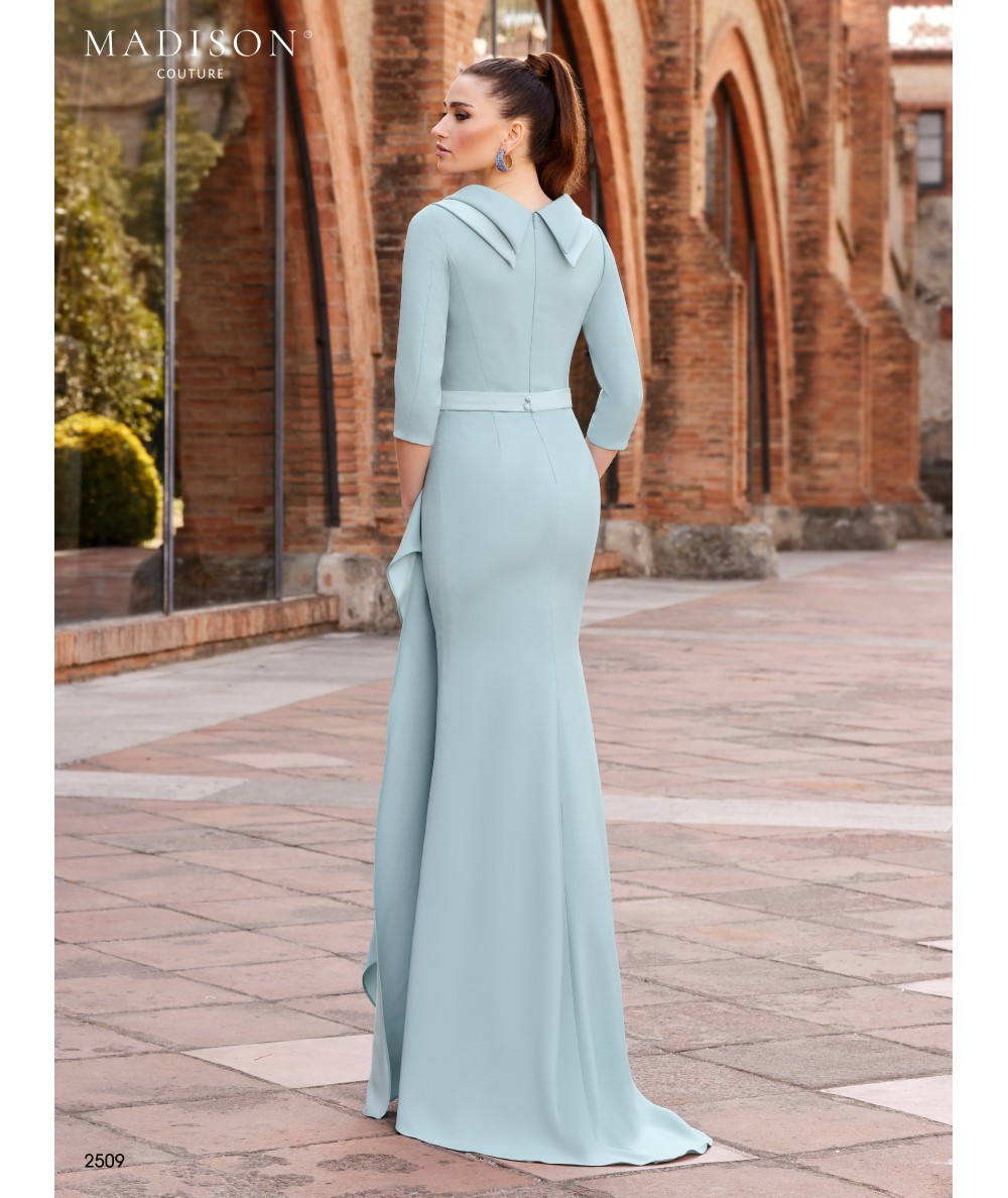 Vestido de madrina verde menta con cuello drapeado y detalle floral