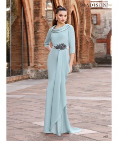 Vestido de madrina verde menta con cuello drapeado y detalle floral