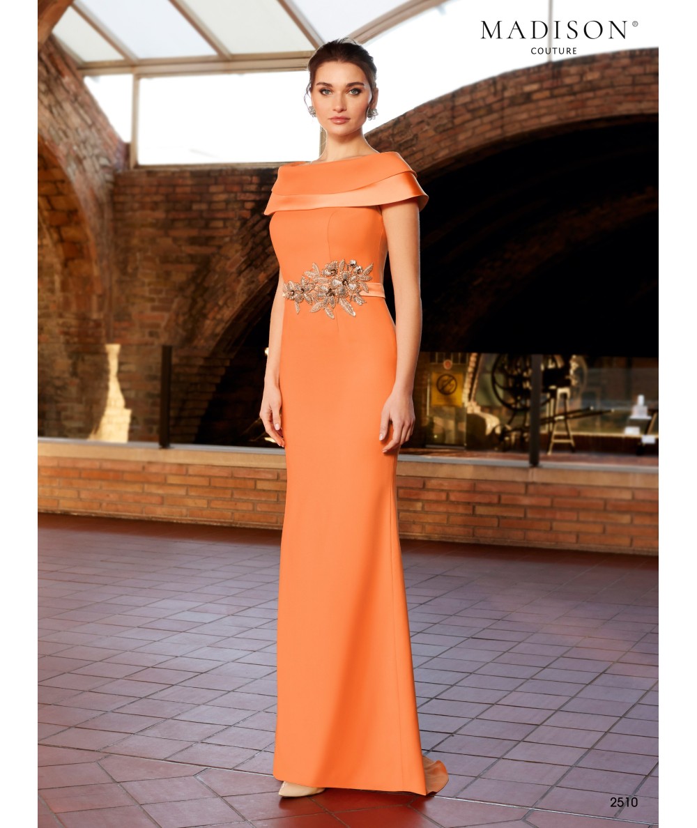 Vestido de madrina naranja con escote envolvente y detalle floral
