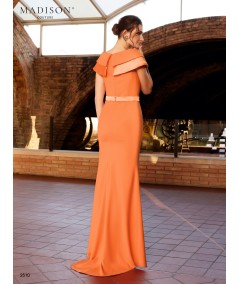 Vestido de madrina naranja con escote envolvente y detalle floral
