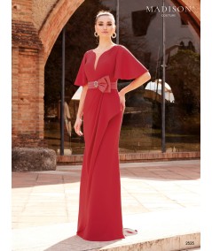 Vestido de madrina rojo con mangas de capa