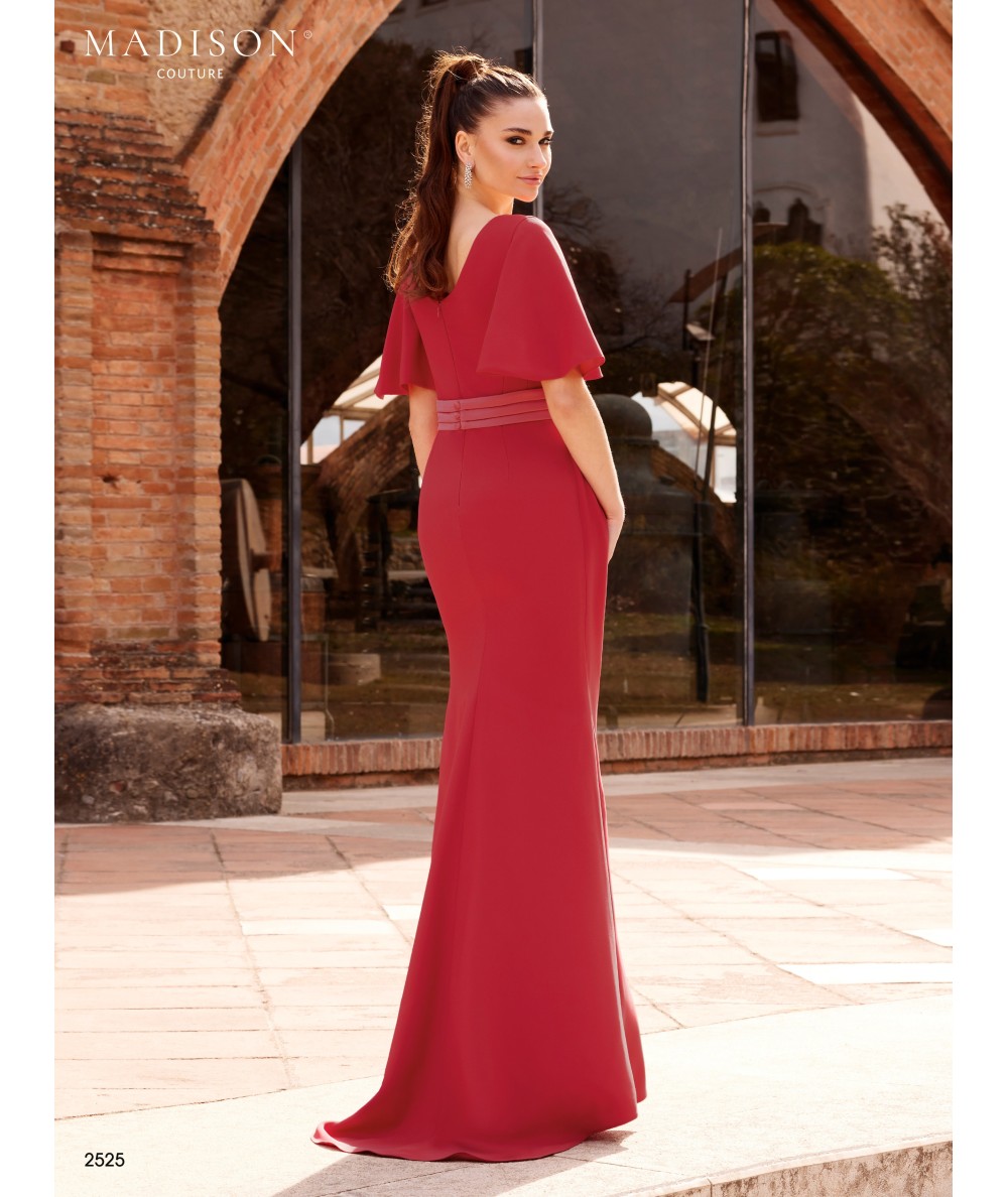 Vestido de madrina rojo con mangas de capa