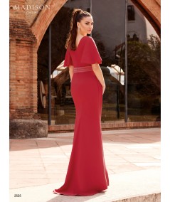 Vestido de madrina rojo con mangas de capa