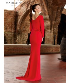 Vestido de madrina largo en rojo con péplum