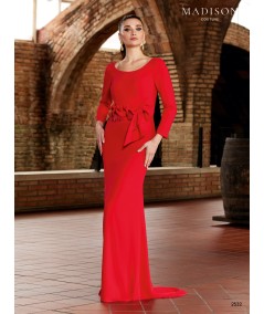 Vestido de madrina largo en rojo con péplum