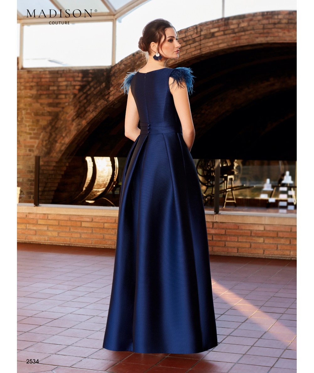 Vestido azul noche con plumas y cinturón joya | Madison Couture
