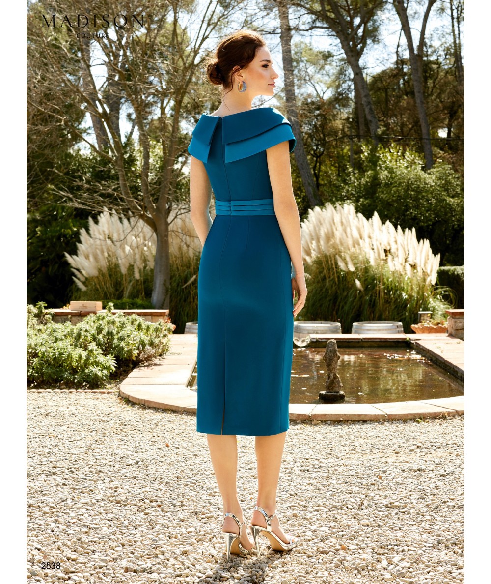 Vestido azul turquesa con cuello envolvente y cinturón con hebilla