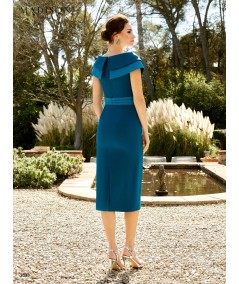 Vestido azul turquesa con cuello envolvente y cinturón con hebilla