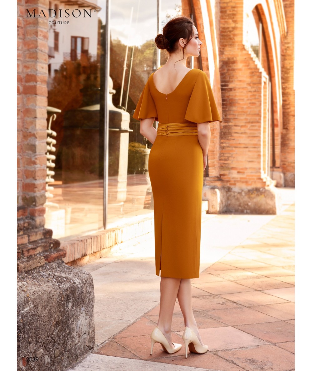 Vestido midi mostaza con mangas capa y detalle floral Madison Couture