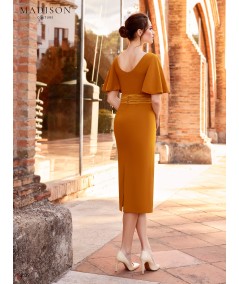 Vestido midi mostaza con mangas capa y detalle floral Madison Couture