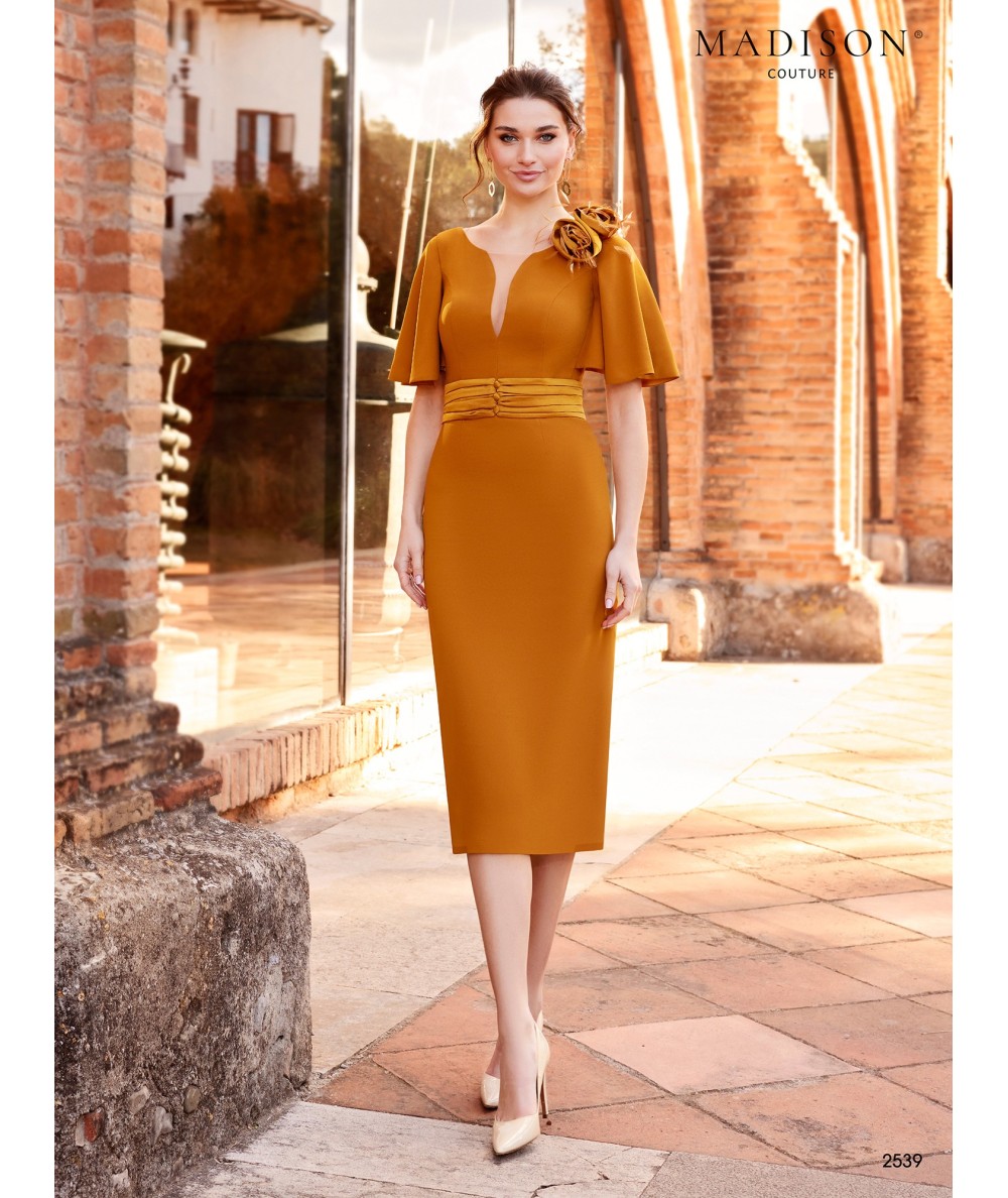 Vestido midi mostaza con mangas capa y detalle floral Madison Couture