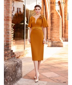 Vestido midi mostaza con mangas capa y detalle floral Madison Couture