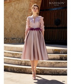 Vestido midi en tono champán con cuerpo bordado y detalles en plumas