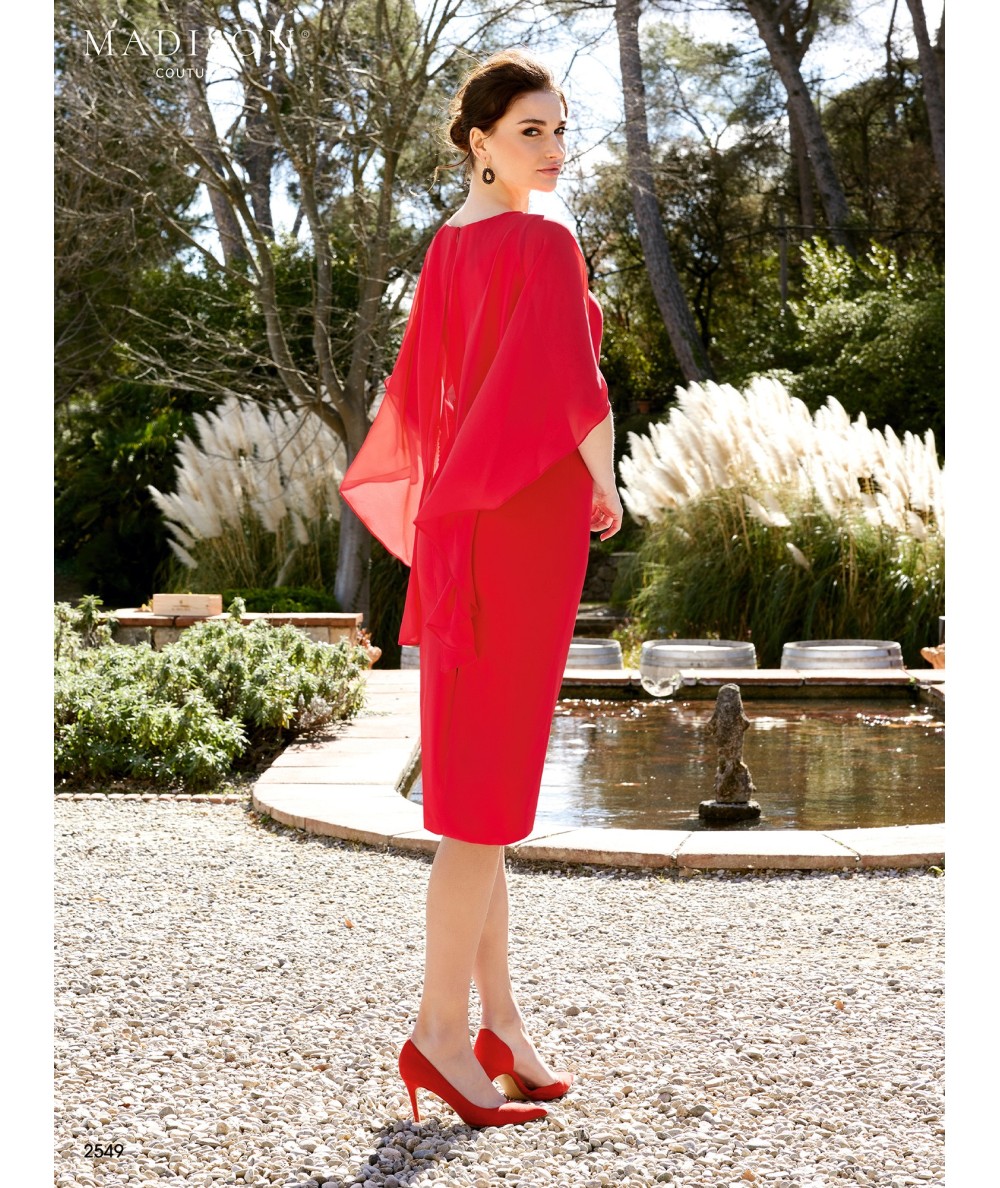 Vestido rojo con capa fluida y detalles geométricos | Madison Couture