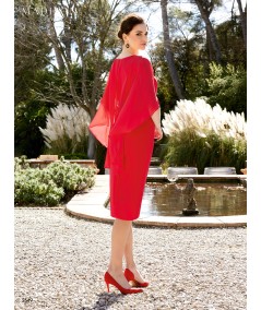 Vestido rojo con capa fluida y detalles geométricos | Madison Couture