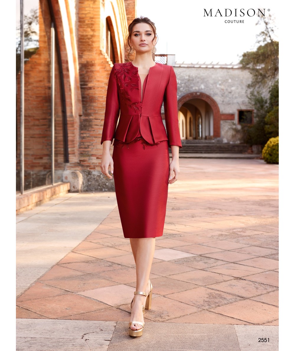 Traje de madrina con chaqueta y apliques de tul