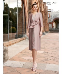 Conjunto elegante con abrigo y vestido midi de encaje para madrinas