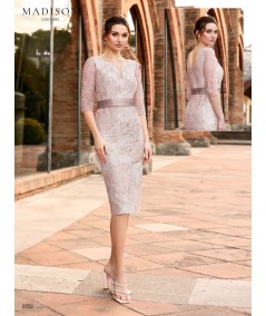 Conjunto elegante con abrigo y vestido midi de encaje para madrinas