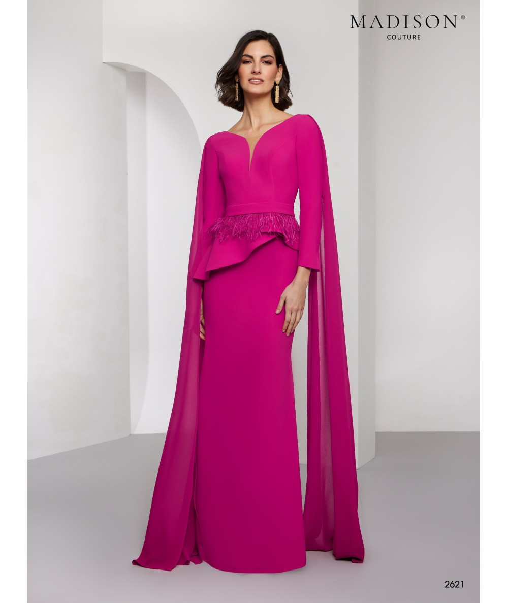 Vestido madrina fucsia con capa y plumas | Modelo 2621
