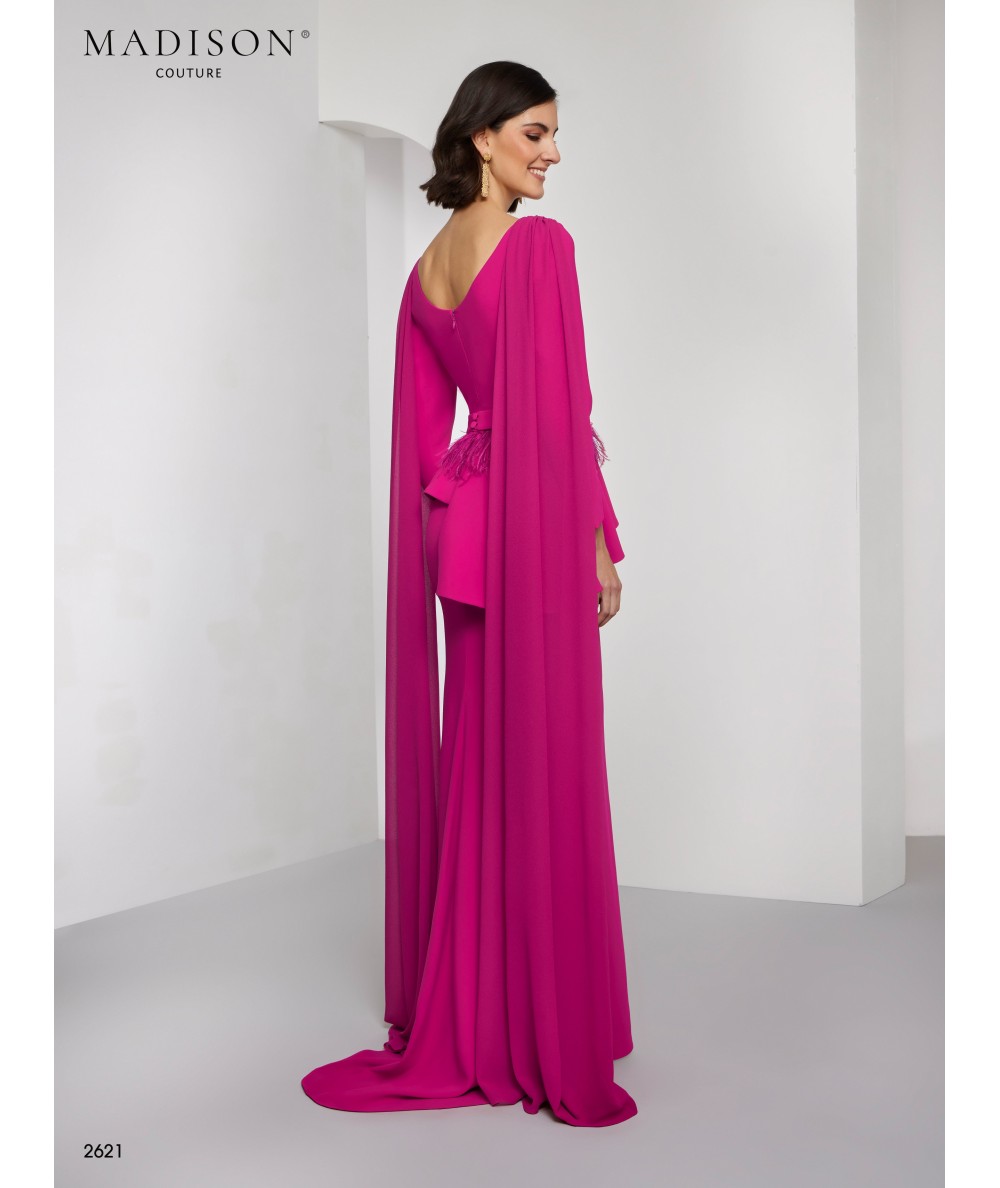 Vestido madrina fucsia con capa y plumas | Modelo 2621