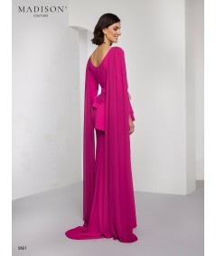 Vestido madrina fucsia con capa y plumas | Modelo 2621