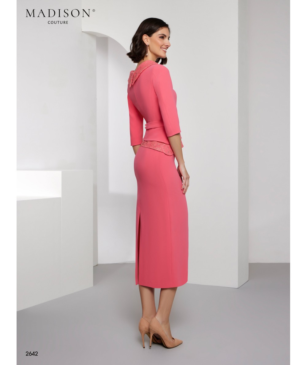 Vestido madrina rosa coral cuello drapeado | Madison Couture 2026