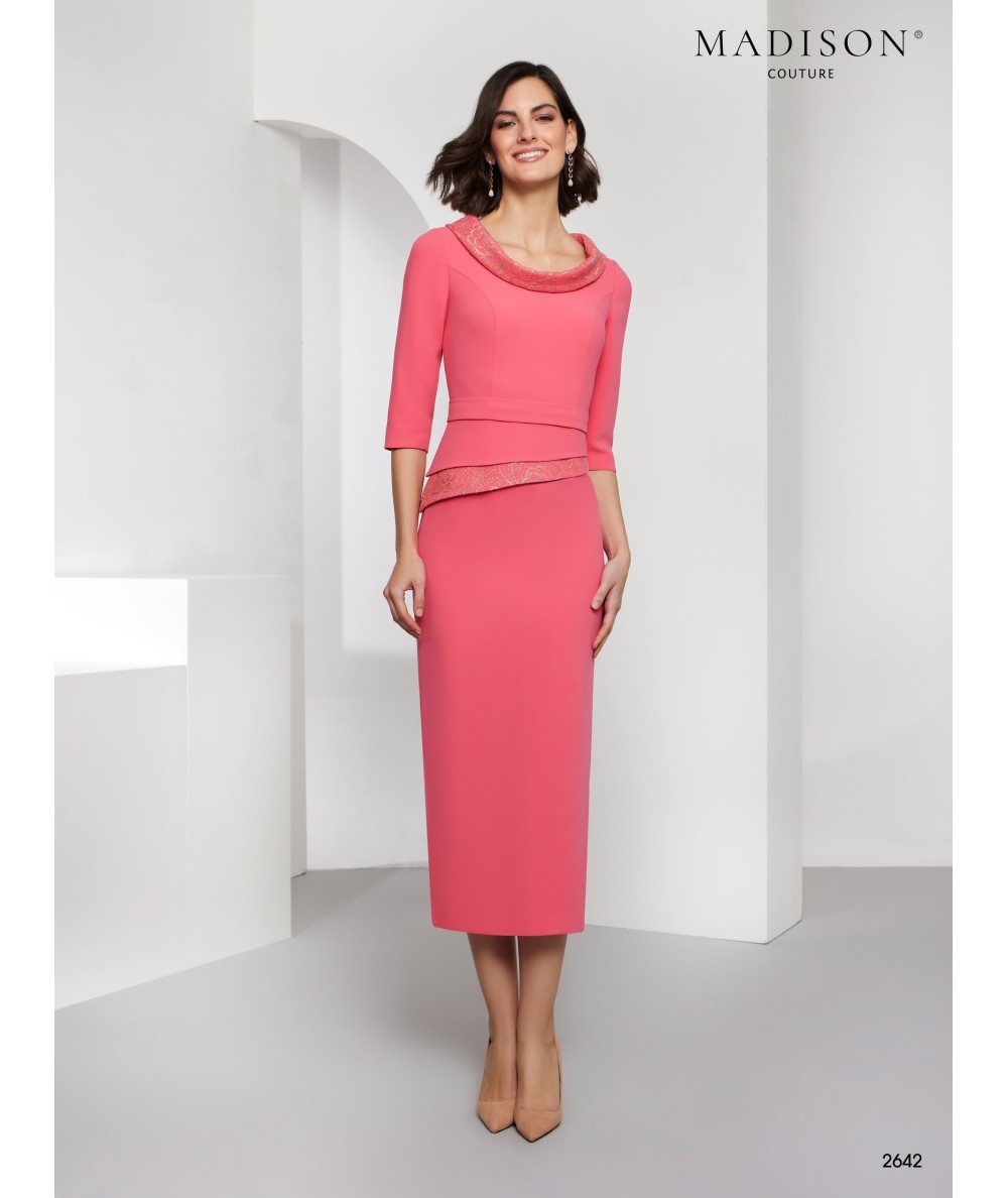 Vestido madrina rosa coral cuello drapeado | Madison Couture 2026