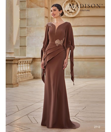 Vestido de madrina chocolate 2712 con mangas drapeadas y capas diagonales en falda