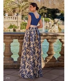Vista posterior del vestido 2715 con escote redondeado y falda jacquard beige y marino