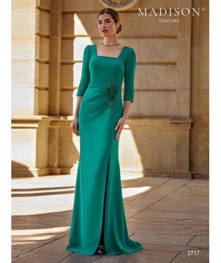 Vestido de madrina verde esmeralda 2717 con escote cuadrado, flores y abertura frontal