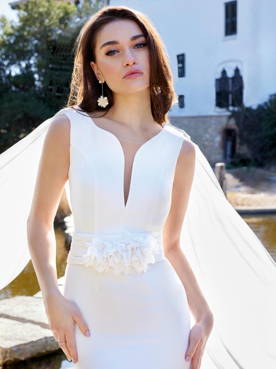 Vestido de novia blanco con capa de Madison Couture | White wedding dress with cape by Madison Couture